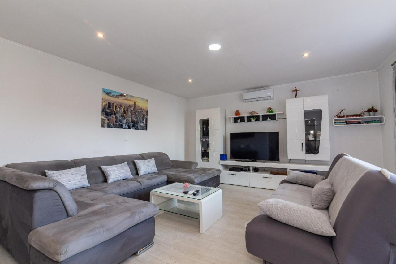 Navis Sea View Apartment With Pool Makarská Exteriér fotografie
